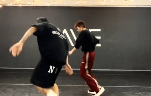 任嘉伦即兴手势舞“夯”上热搜！反差魅力让观众直呼上头|任国超|舞蹈|舞台|舞步|圈层