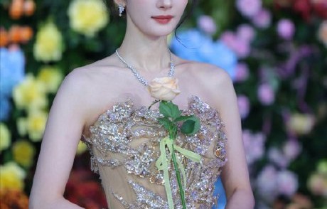 杨幂撑伞生图再封神，氛围感为何总在她身上？