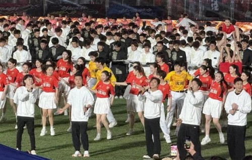 于和伟高圆圆亮相东北超，场面太热闹，东北明星凝聚力直接拉满