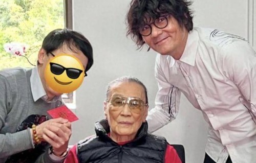 88岁谢贤罕见露面,穿红衣独自过年表情凝重,面容衰老依然显霸气
