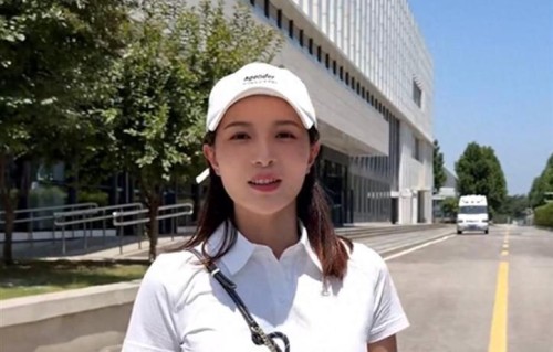 何姿秦凯女儿练跳水2年正式参加比赛，全家陪同，拿下1金1铜