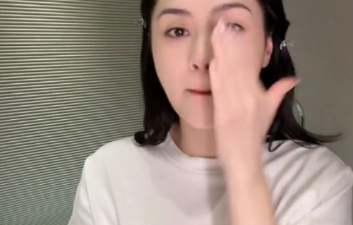 “阿娇”钟欣潼自家花园办露营烧烤聚会，庭院视野超开阔，网友：这才是向往的生活