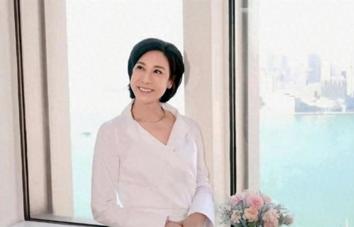 曝出！香港资深男星揩油同剧女演员，演吻戏主动探出舌头加戏