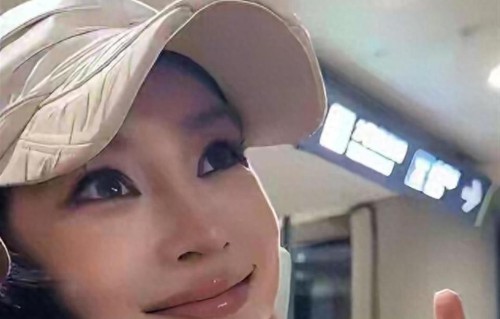 上海偶遇杨颖带娃漫步，盆骨宽大屁股圆润，小海绵留狼尾像黄晓明