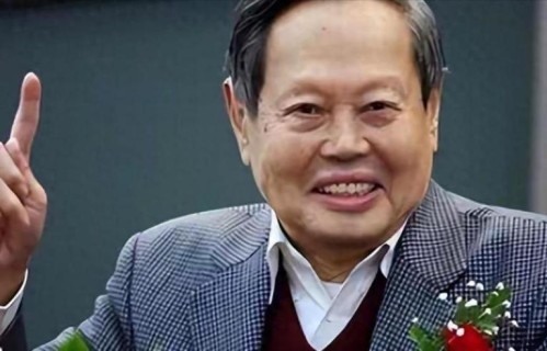 杨振宁去世210天，翁帆近况曝光，和母亲聚餐，气质温润显年轻