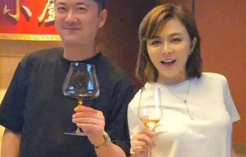 关之琳与男友人喝酒照流出，性感娇羞，风韵犹存！