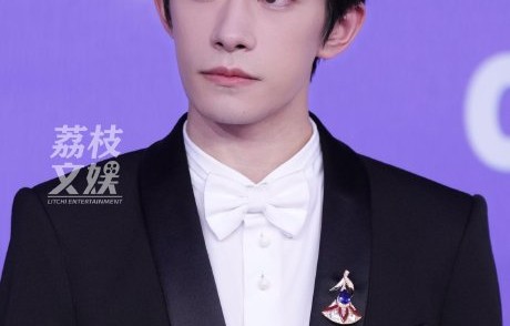 易烊千玺为什么手持向日葵走百花奖红毯