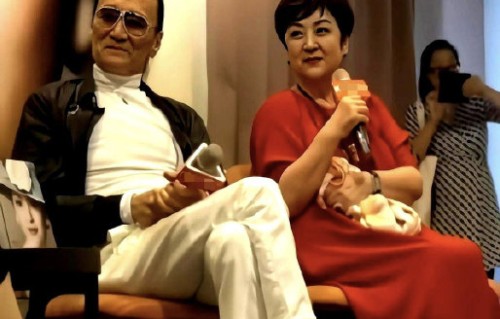 甄珍机场崩溃哭诉：谢贤是我一辈子的初恋