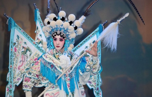 刘浩存不用替身扮穆桂英，台步眼神经得起行家检验，入坑主角不亏