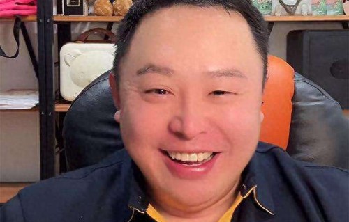 德云社阎鹤祥直播透露，妻子生个女孩，和孟鹤堂一样，都是小棉袄