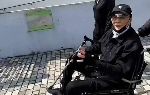 谢贤丢脸丢大了!前女友CoCo仍在换号直播,坦言自己家非常传统!