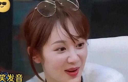 杨紫出席活动，法令纹明显像括号，体态差肚子上还有游泳圈