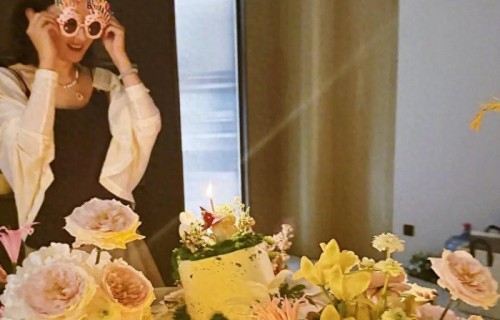 赵丽颖穿针织衫庆祝生日 戴搞怪眼镜可爱俏皮 - 360娱乐