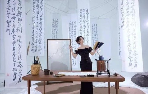 杨紫转型知性风后气质大变，却打破内娱甜妹65%同质化困境？