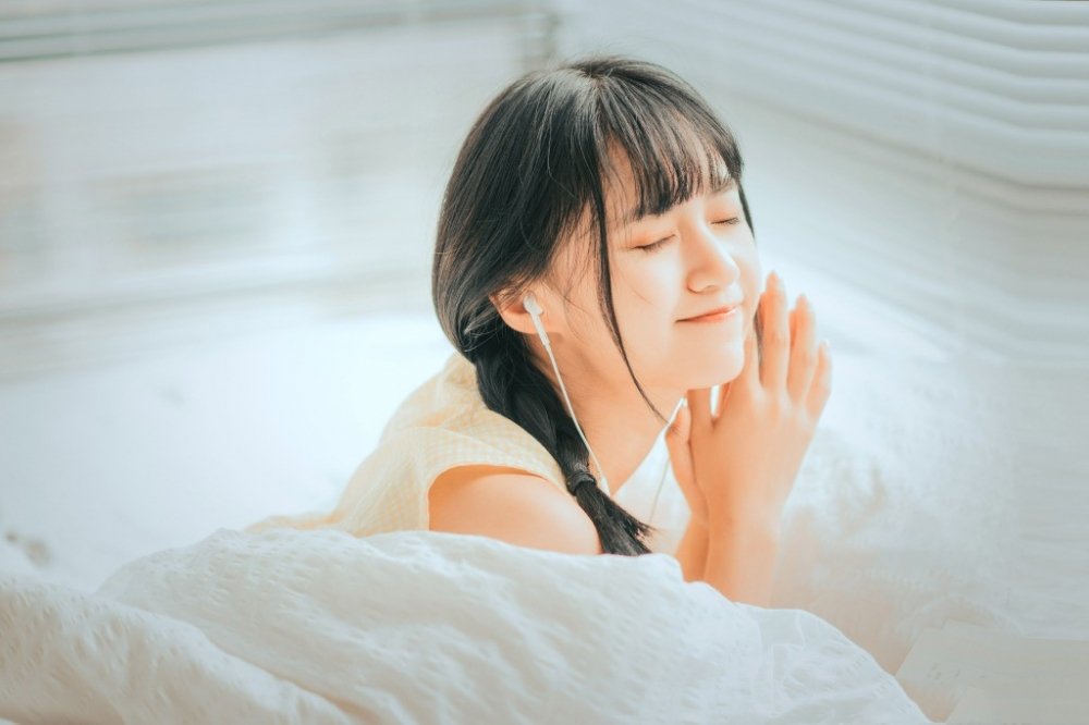 乌兰图雅是如何回应当年网友关于她‘躲汉子’和‘半永久嬉皮笑脸’的网络调侃的？