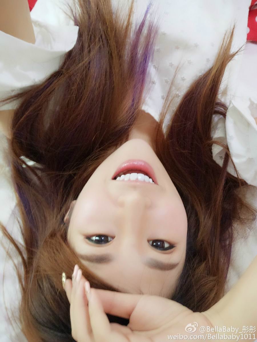 乌兰图雅是如何回应当年网友关于她‘躲汉子’和‘半永久嬉皮笑脸’的网络调侃的？