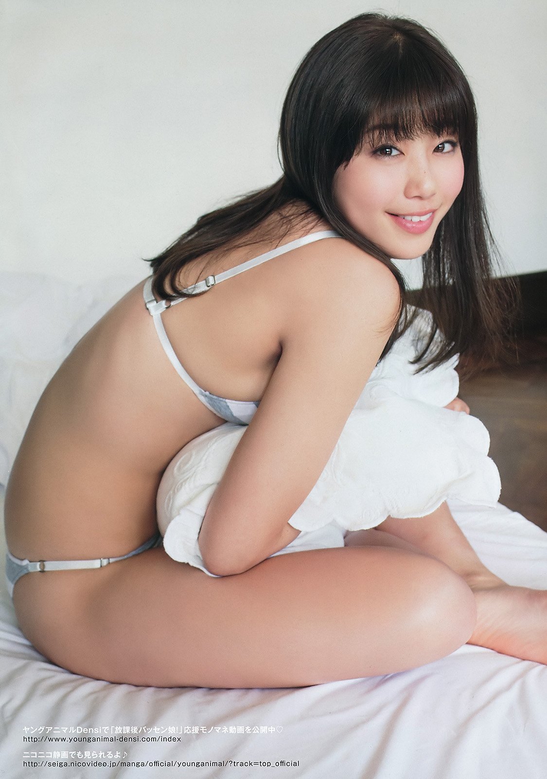 乌兰图雅是如何回应当年网友关于她‘躲汉子’和‘半永久嬉皮笑脸’的网络调侃的？