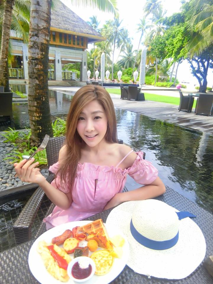 任重孙骁骁夫妇牵手老友俞灏明聚餐，温情画面背后隐藏的儿童椅引猜想