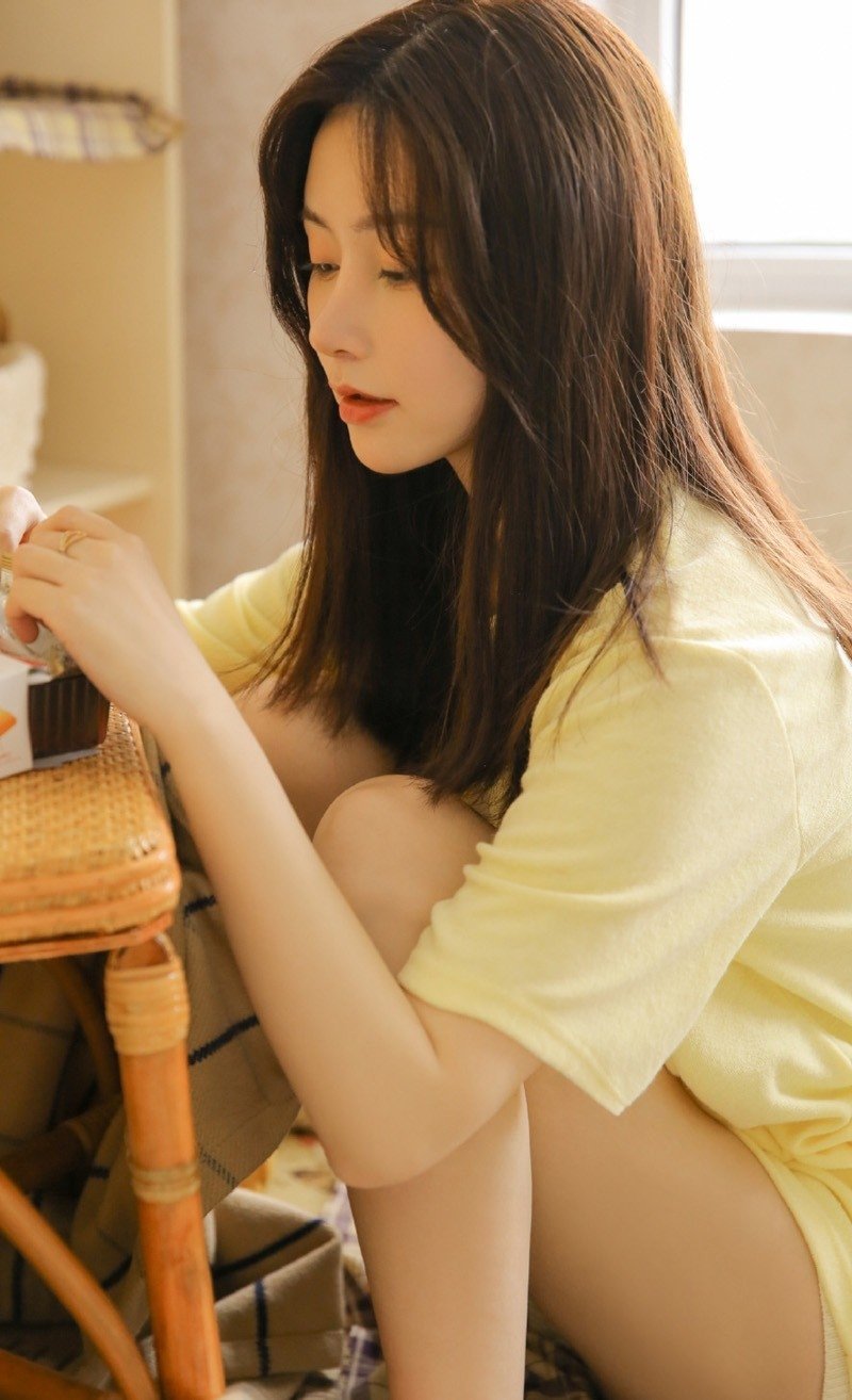 乌兰图雅是如何回应当年网友关于她‘躲汉子’和‘半永久嬉皮笑脸’的网络调侃的？