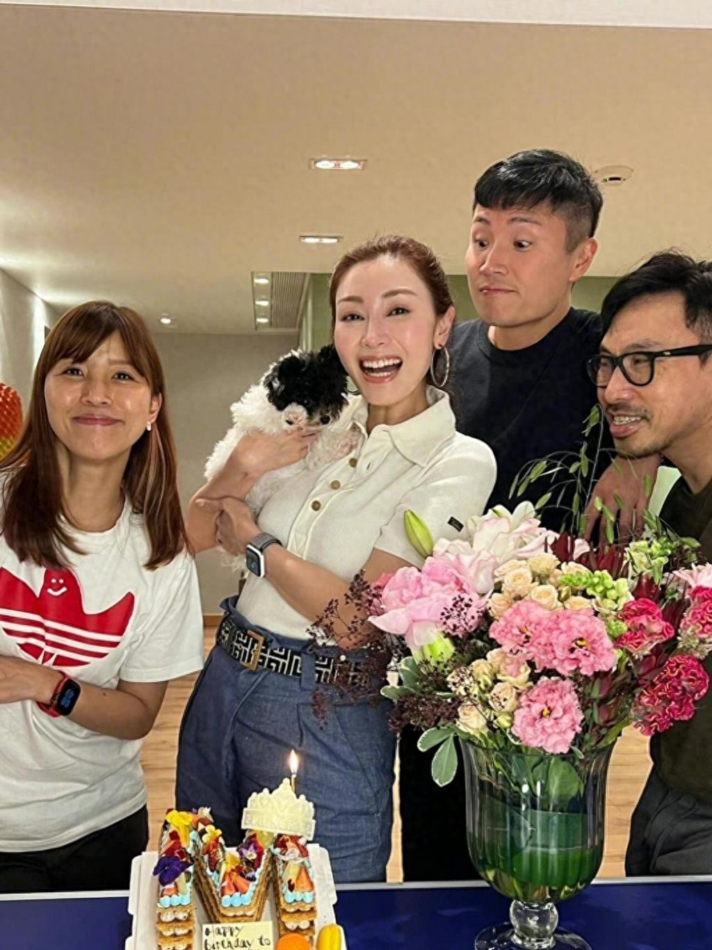 阔太李嘉欣高调庆生！穿polo衫+牛仔裤+毽子头，56岁美出新高度 