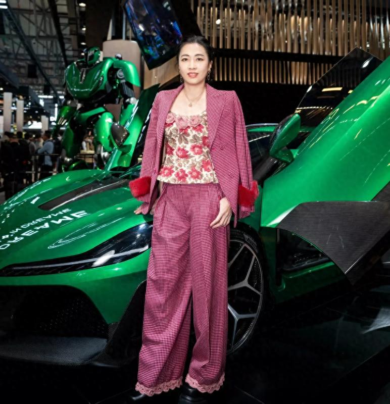 74岁刘銮雄风烛残年，46岁甘比还很美，她这碗饭也不是谁都吃得了 