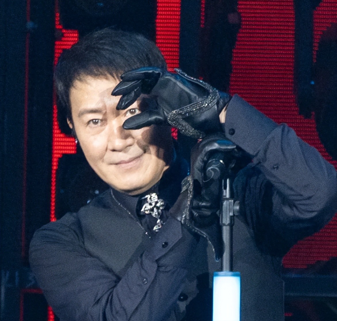 59岁黎明演唱会生图翻车，头秃腹凸脸肿，昔日男神被群嘲像酒保 