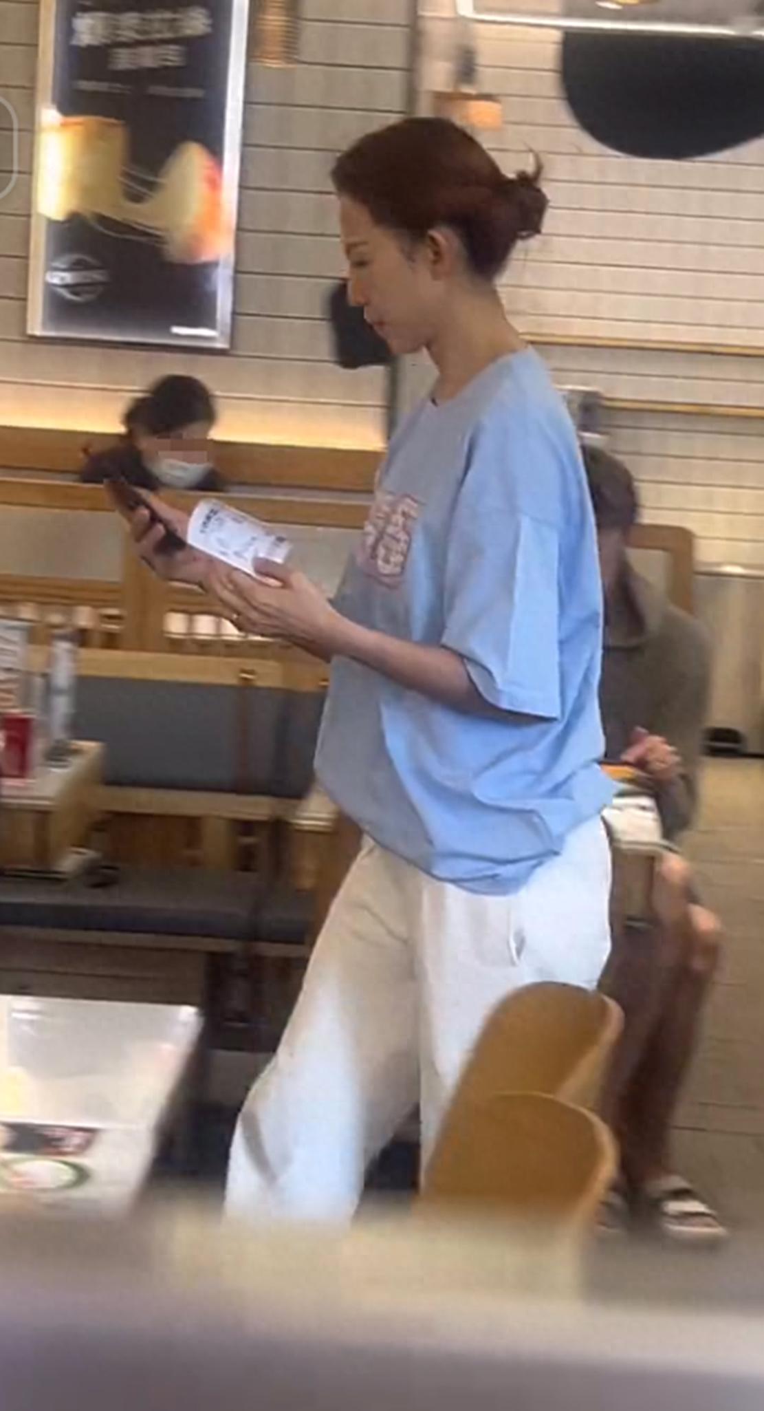 香港偶遇蔡少芬一家，没想到张晋这么矮，儿子戴眼镜才6岁就近视 