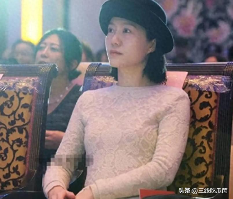 宁去世仅5月,49岁翁帆官宣新身份,状态曝光与葬礼判若两人