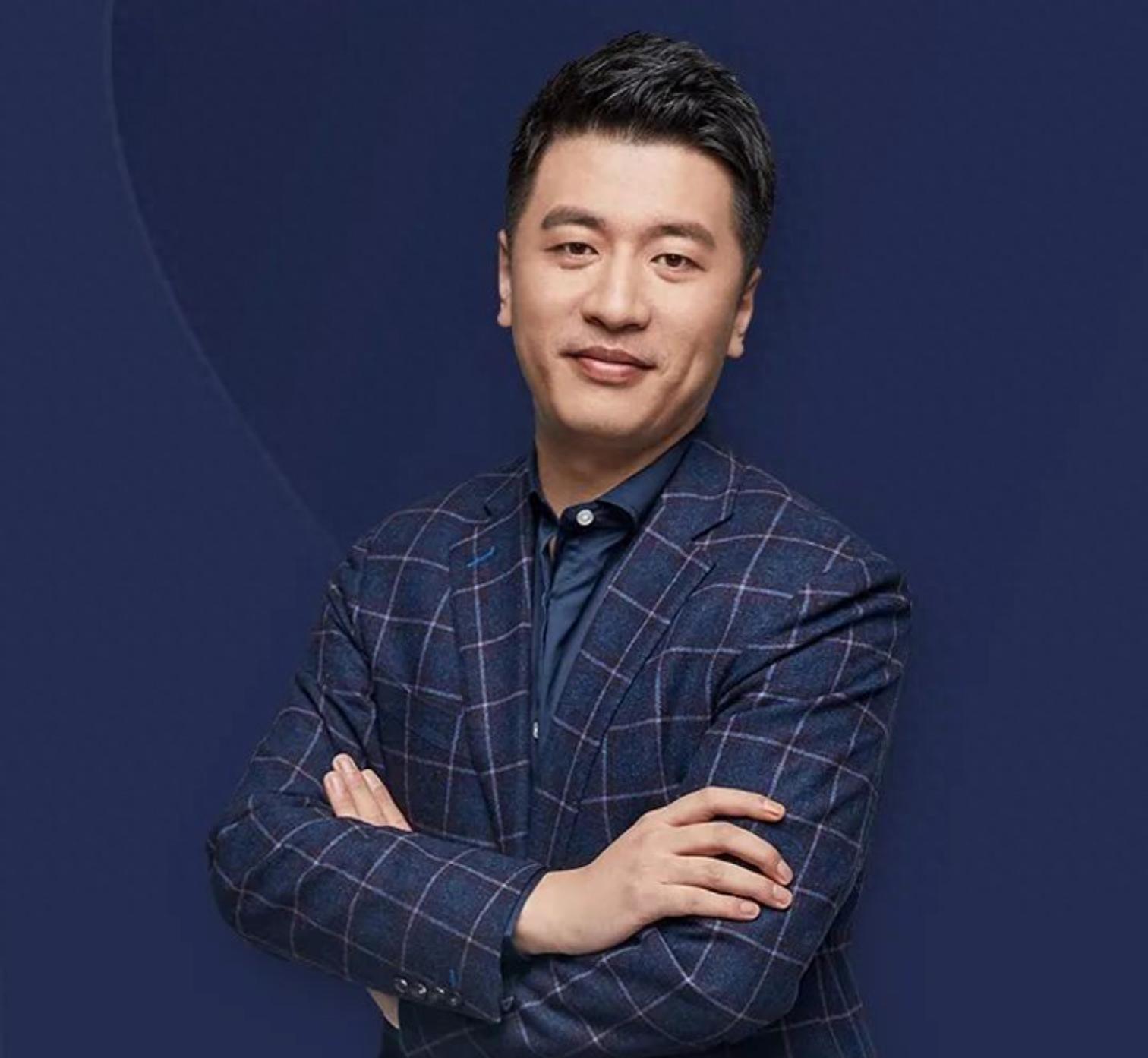 “顶流”张雪峰人生最后这十年:被千万粉丝追捧,被鲱鱼罐头狠砸