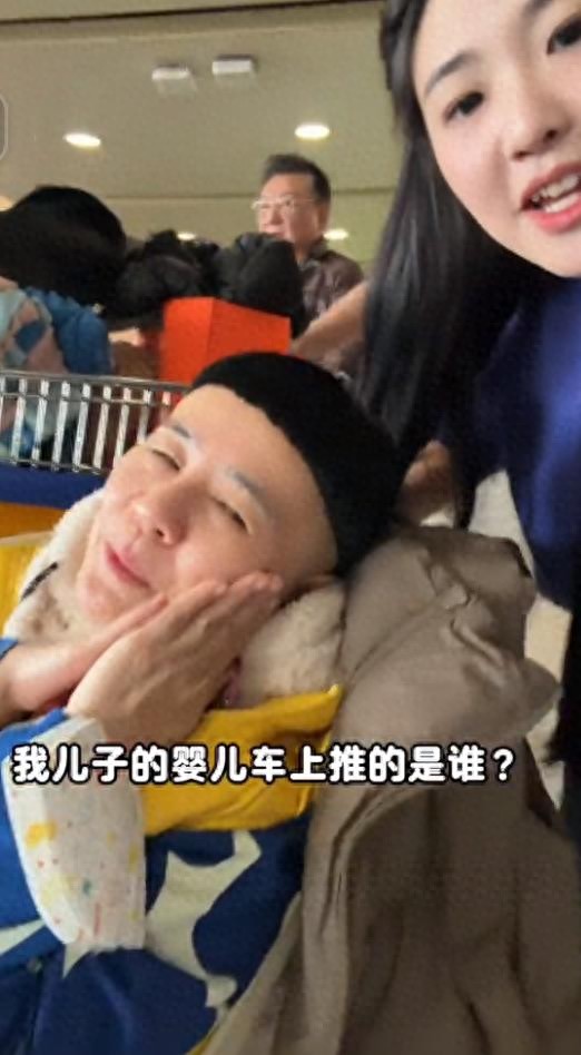 59岁金龟子坐外孙婴儿车,女儿推着逛机场,王宁表情太真实!