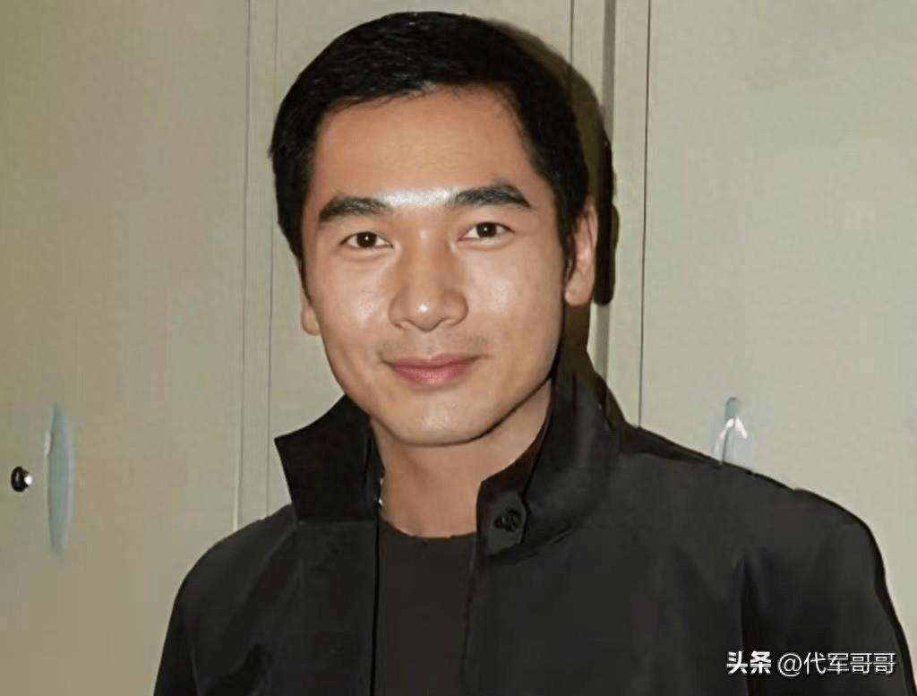 63岁方中信近况曝光！娶港姐冠军莫可欣生一女，如今婚姻生活幸福 