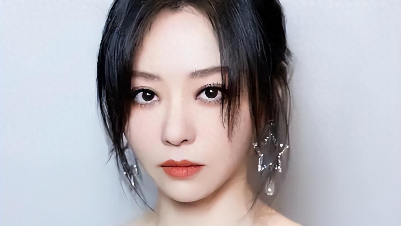 离婚7年，张靓颖再次让人刮目相看，独得6亿的冯轲后悔也晚了 