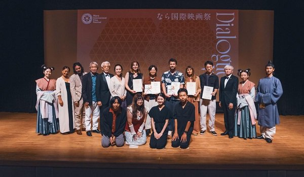 (图说)奈良国际电影节获奖导演与评审团队合影