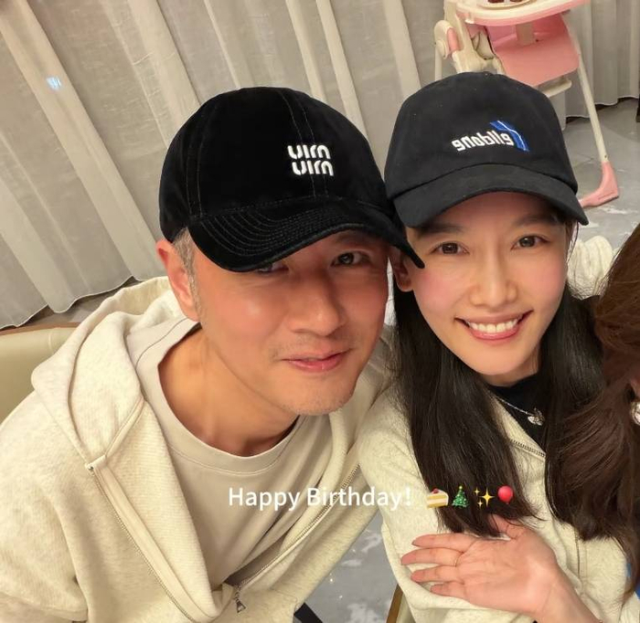 如今两人已公开身份,也不再遮掩,这样大方坦诚的方式反而更让人欣喜。大家怎么看这对甜蜜夫妻呢?