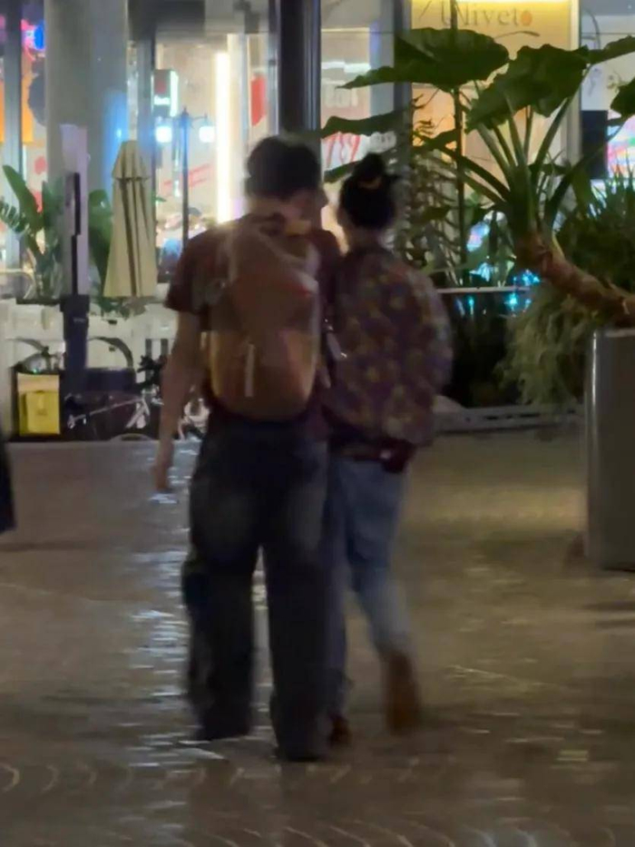 张柏芝的精力简直让人惊叹,不仅能将三个儿子照顾得无微不至,还能保持如此美丽的外貌,真是堪称超人妈妈。她不仅不放松自己的工作,刚从澳洲回来便马不停蹄地投入到工作中,实在是太厉害了!忙完工作后,不知道她是否还会再次飞往澳洲陪伴大儿子,继续维持着这份无微不至的母爱。