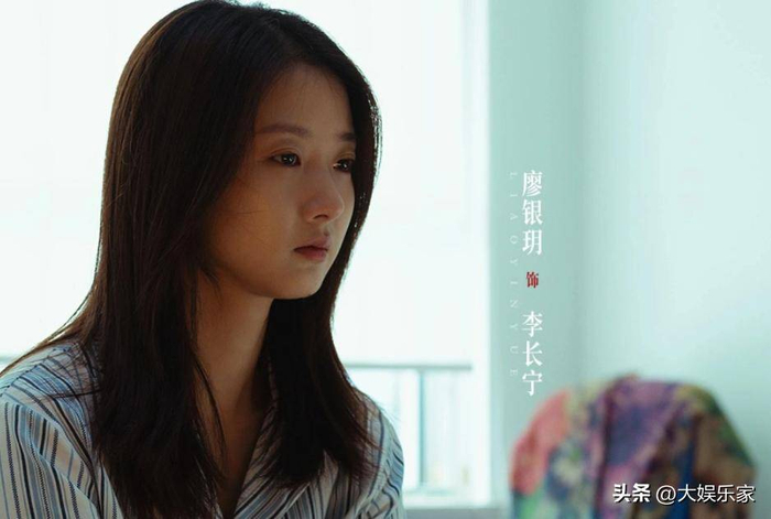  第三是配角群的亮眼表现。除了吴慷仁与孙俪的精彩演出，配角们也同样令人印象深刻。夏星饰演的孙俪闺蜜简蕾蕾，在大雨中身穿红衣于车内对镜涂口红的画面令人毛骨悚然，那甜美的微笑背后藏着死亡的气息；而她穿白纱手捧郁金香向孙俪道别的场景，更是揪心至极，演技鲜活而有感染力。饰演女学生李长宁的廖银玥同样表现自然，精神崩溃的片段抢占眼球，为剧情增添了紧张感与现实感。