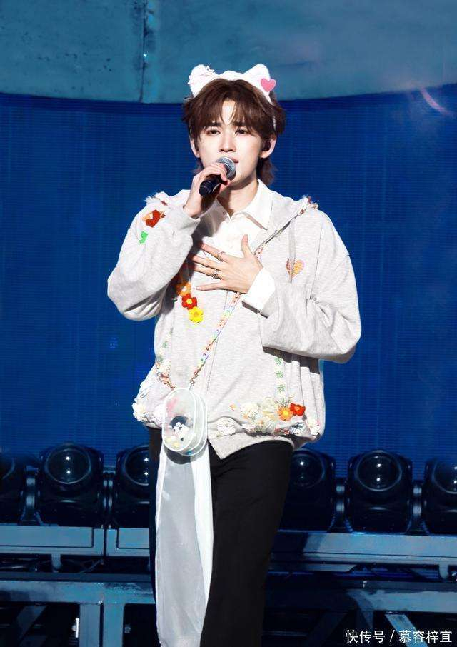 这些年,虽然宠粉这个词已被娱乐圈炒得快要过时,很多明星的宠粉操作大多都是经纪公司安排的剧本,粉丝和偶像之间的互动,往往变成了套路。然而,宋亚轩的宠粉完全不同。他不是在营业,而是在对话。他通过生日祝福、微博互动等方式,传递给粉丝的是真诚的情感,他没有刻意去做什么,而是与粉丝建立了一个无间的情感共鸣。