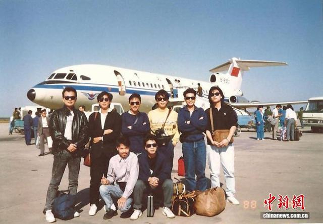 1988年,Beyond乐队第一次到北京开演唱会,刘卓辉受邀同行。受访者供图