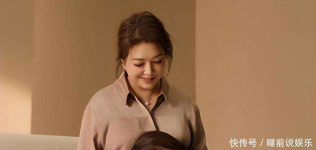 田小洁也有意思,别人问他什么时候结婚,他摊摊手:结婚证那张纸,江珊早撕了,她信的是人。这个有点幽默的回应也让人感受到,江珊对人和感情的独到理解。 说到公益,我原本以为这部分可以跳过,直到看见了一张照片:甘肃山区,江珊穿着破旧的球鞋搬钢琴,高亦心蹲在地上给孩子们剪刘海,剪完后她拿出手机放妈妈年轻时的《梦里水乡》。孩子们跟着跑调,江珊笑得比领奖还开心。那一刻,我突然明白,56岁的江珊依然能演大女主,不是依靠滤镜,而是她把自己人生的每一处裂缝都照亮了,亮得让别人都睁不开眼。 所以,别再问她是凭什么翻红了。她把离婚过成了合伙经营,把皱纹当成了勋章,把女儿养成了战友,把旧塑料卖成了高定。而年龄,对她来说,只不过是她在剧里说的那句台词:只要我不下场,这局就还没完。