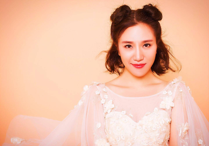 或许，这只是一个普通人的奇遇。她幸运地打开了一扇奇异大门，窥探一段绚丽风景，然后遇到了人生伴侣。这么说来，也算不枉走一遭。