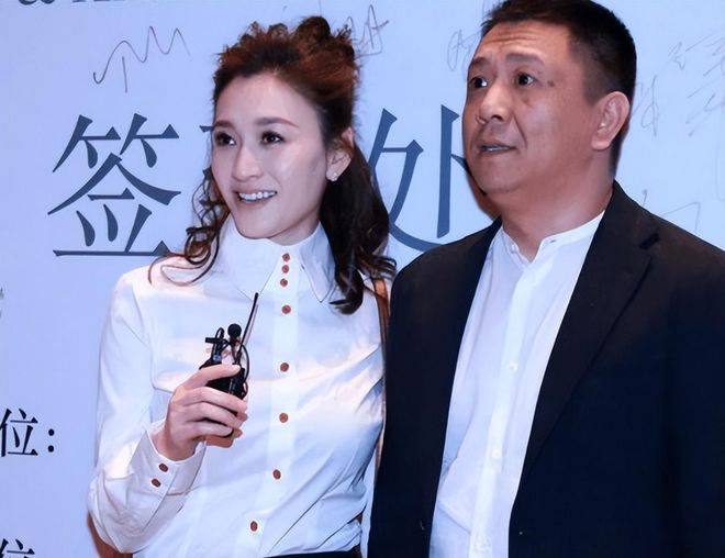  分手后，她很快遇到了导演鄢颇，两人在拍戏时擦出了火花，性格也非常合拍，感情稳定，几乎到了谈婚论嫁的地步。没想到2010年发生了一场意外，鄢颇受伤住院，事件闹得满城风雨。在那段时间，李小冉几乎寸步不离地守在医院，尽管外界传出许多闲言碎语，她依然坚定地陪在他身边。大家本以为经历过这些风风雨雨的感情会更加坚固，但到了2013年底，两人还是分了手，具体原因从未透露，只有各种猜测。 两段感情的挫败让李小冉整个人都消沉了很久，对感情几乎失去了信心，开始全身心投入到工作中。这时，那位默默守护了她十几年的男人终于站了出来，他就是她现在的丈夫徐佳宁。两人早在1998年就认识了，当时李小冉只有19岁，徐佳宁在试镜现场帮她递东西，便因缘际会结下了深厚的情谊。徐佳宁从那时起便对她动了心，但他始终将这份心意藏在心底，做了十几年她的男闺蜜，见证了她的恋爱和受伤，一直默默守护在她身边。 直到李小冉重新单身，徐佳宁再也藏不住心意，开始大胆追求她。他不催促，只是默默地陪着她，听她吐槽，带她散步，一点一点地抚平了她心中的伤痛。李小冉被他坚持了16年的真诚打动，终于答应了他的追求。2014年，两人被拍到一起去民政局，李小冉也大方晒出牵手照，宣布了结婚的好消息。2015年，他们在布鲁塞尔举办了婚礼，徐佳宁直接砸钱买下古堡向她求婚，给她一个梦寐以求的浪漫仪式。婚后，徐佳宁把她宠成了小公主，无论她想做什么，他都全力支持，包容她所有的小脾气。多年来，两人始终没有传出任何绯闻，李小冉也慢慢走出了过去的阴影，整个人变得越来越开朗、越来越有自信。 许多人看完李小冉的故事，才明白，哪里是那块26元香皂的功劳呢？真正让她保持这份美丽和从容的，是她放下了所有执念，不再和年龄较劲，也不与名利纠缠，更重要的是，她身后有满满的爱在支撑着她。你看她脸上那松弛的笑容，那正是被爱滋养出来的温柔与力量，绝非什么贵价护肤品能堆砌出来的。