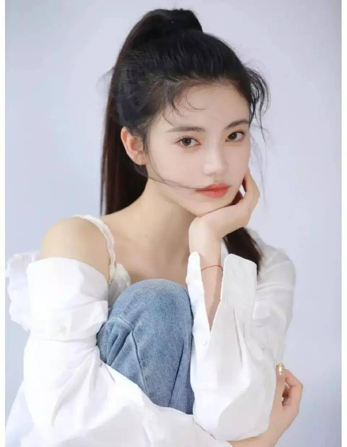 总之,白鹿给孙珍妮擦脸的这一幕不仅是对友情的真挚呈现,更是对我们每个人内心深处的那份渴望和向往。让我们一起学习两位女神的友情,用真诚和善良去拥抱这个世界!