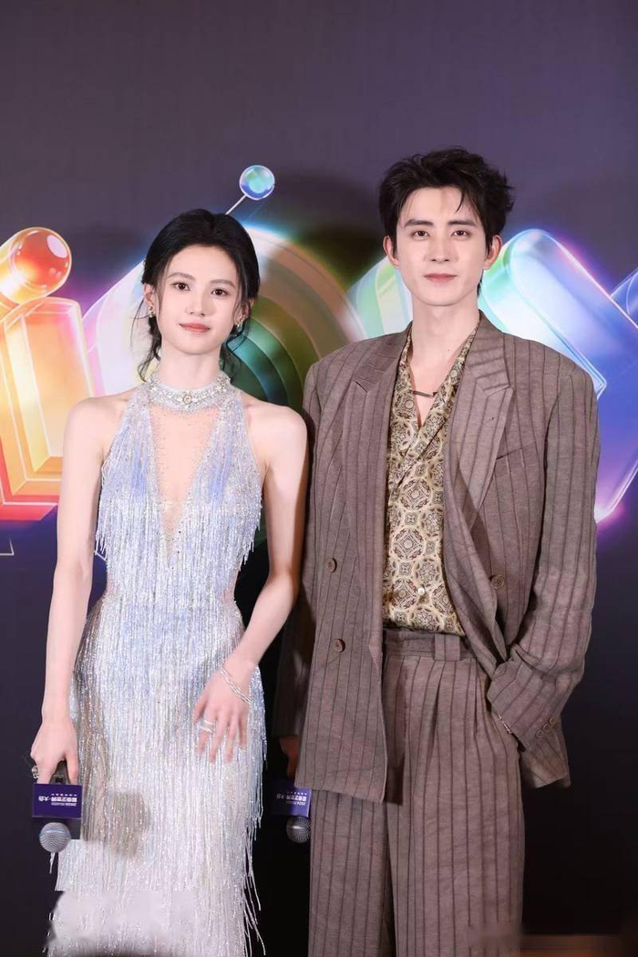 现场图实锤了:两人身材高挑、皮肤白皙,男帅女美气场超合,互动自然得不像演的,不刻意贴贴炒糖,也不故意避嫌摆架子。