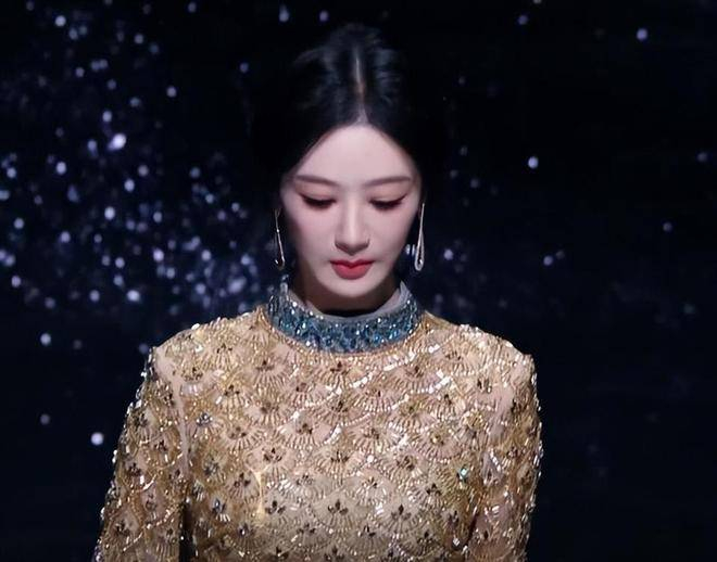 归根结底,观众心中始终有一把秤。对于演员而言,这把秤的最终指向,总是作品。红毯上的一时失手,可能很快被一部好剧所覆盖;而红毯上的风光,也只有在作品的支持下,才能真正沉淀下来。微博之夜结束后,杨紫将回到《生命树》的宣发中,继续面对观众对剧情的探讨;而杨幂,则将进入《惊蛰无声》上映前最紧张的宣传期,迎接大银幕的检验。她们的真正战场,永远不在那短短几十米的红毯上。随着灯光渐暗,盛宴散去,真正的较量,才刚刚开始。