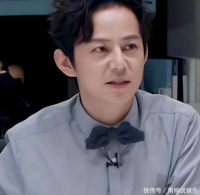  我总觉得，何炅并不是不会变，而是他变化的方向不对。他一直试图维持体面，可现在的观众更喜欢真实、刺激和立场鲜明的内容。他越是想稳住自己的地位，反而越显得格格不入。这不仅是他一个人的问题，而是整个行业的变革，老一代主持人的位置正在被更年轻、更敢说、更不怕争议的人取代。他虽然依然在努力，但台下的观众早已不再感兴趣。他大概也意识到了自己已经变了，只是无法回头。现在，观众不再需要那种温暖的主持风格，他们更想要的是火爆的场面、吵闹的声音、激烈的争论，而他则像一件过时的家具，摆在那里好看，却没有人愿意去坐。