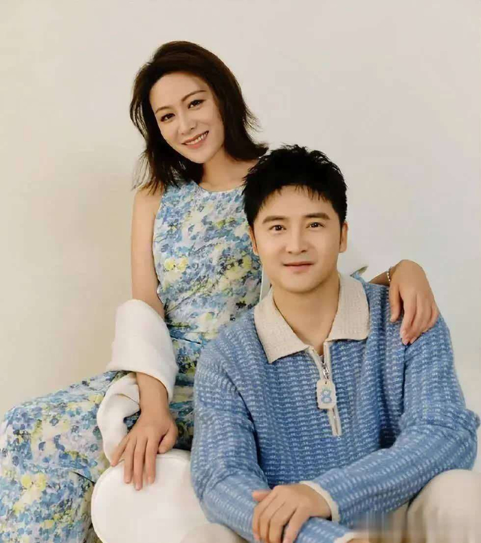  儿子亮仔已14岁，身高接近180，比田亮还高，站在那里便是清爽少年气质的化身。他性格内敛，主攻短跑，每天训练锤炼耐力。叶一茜从不强迫孩子，尊重他们的兴趣选择。森碟想打球便全力支持，亮仔热爱短跑，她也任由他去追求梦想。她从不消费孩子的名气，也不给他们施加压力，让姐弟俩在自由中成长。一个打网球，一个练短跑，相互陪伴，共同进步，这份手足情谊弥足珍贵。 叶一茜这些年行事极为低调，不炒作、不蹭热度，偶尔分享日常生活，皆是真实写照，没有滤镜，没有刻意人设。41岁，拥有相伴18年的恩爱丈夫，争气的儿女，以及自己热爱的事业，她把生活过成了许多人心中的理想模样。而那一双儿女，正是她最耀眼的勋章。 #叶一茜 #田亮 #森碟 #亮仔
