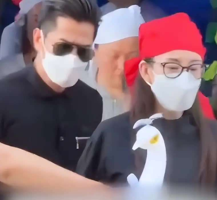  这件事，也让许多人重新理解了方媛在《桃花坞》中说过的那句话——她对现在的生活感到满意，不想与别人交换人生。当初听到这话，还有人认为她是在硬撑，但经历了这次事件之后，才真正感受到她言语背后的真意。一个男人愿意放下所有身份光环，陪伴妻子面对人生最沉重的时刻，这份安全感，绝非金钱可以买到。