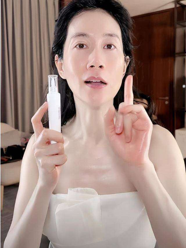 在娱乐圈充斥虚假完美的今天,温峥嵘的选择显得格外珍贵。她用行动告诉所有人:可以不完美,但不能不努力!努力本身就是高贵,真实本身就是力量。她的故事,为正在经历年龄焦虑的女性带来了启示:岁月留下的痕迹不是缺陷,而是阅历的见证;皱纹不是衰老的标志,而是人生故事的印记。拒绝美颜的她,反而更凸显了演技派的底蕴。这位47岁的女演员,用最真实的面孔,书写出最动人的篇章。她的直播生图,不是衰老的证明,而是成长的勋章。在滤镜泛滥的时代,她的真实,反而成了最美的风景。