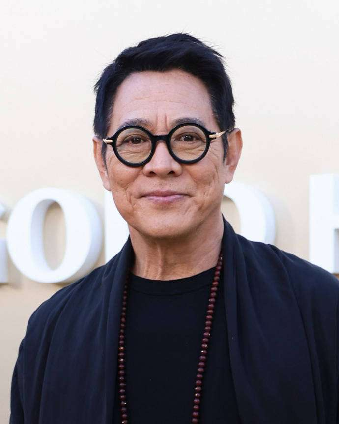 李连杰的健康问题,更多源于早年拍摄武打戏时拼命以命相搏,积累下来的旧疾:腰椎裂伤、韧带断裂、甲亢等困扰了十余年。如今,他之所以状态好转,是术后恢复良好,加之适度形象管理的结果。面对外界的种种谣言,李连杰表现出极大的豁达与幽默。他没有愤怒回击,也没有选择回避,反而说:换这换那,不如换个心态。与那些靠滤镜维持冻龄的明星不同,他在直播中毫不掩饰身体上的疤痕,直面镜头,完全没有美颜,真实感令人动容。 作为六十多岁的老人,能从满身伤痛恢复到可以打拳、跳舞的状态,靠的绝非所谓的换血续命,而是直面伤病、科学调理的成果。他坚持清晨五点起床、冥想12小时、打太极,有时还会与妻子打乒乓球,不争输赢,只为活动身体。看到李连杰如今能够坦然面对病痛,用幽默化解谣言,不少网友纷纷表示心疼又敬佩。在这个谣言满天飞的时代,也许我们每个人都该学会独立思考,不轻易相信网络上的各种传闻。