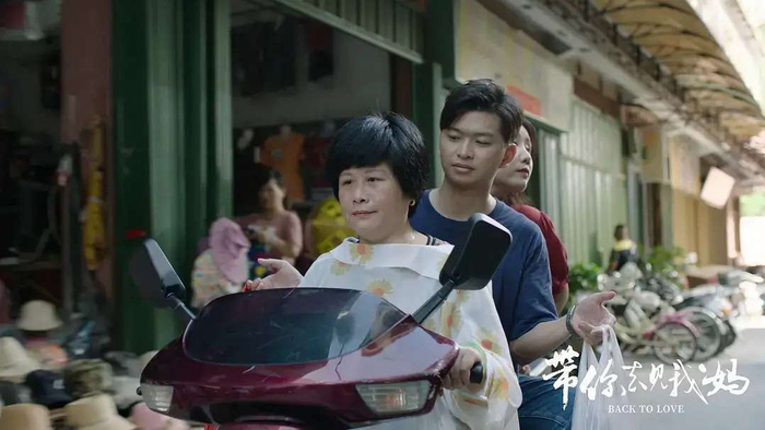电影取得初步成功后,他们迅速筹备第二部《带你去见我妈》,却未达预期,票房仅2300多万,片方分账700多万,连制作和宣发成本都无法覆盖,小公司几乎赔得血本无归。第二部的出品顺序有所调整,盗梦者排第二,郑润奇的渔光影业位居首位,小公司本就盈利不多,根本无法承受如此重创。蓝鸿春和郑润奇因此陷入举步维艰的境地。 然而,他们并未放弃对电影的信念,也拒绝制作粗糙的快餐电影。《给阿嬷的情书》从构思到完成耗时三年。理想虽美好,但现实充满挑战:项目推进、人员生活开销、演员片酬、器材租赁、场地租用,每一项都需要资金。由于制作成本高达1400万,蓝鸿春和郑润奇无法独自承担,只能寻求外部投资。这次,前两位出品方不再是他们的公司,而是外来投资机构。曾经最艰难的时刻,他们甚至连办公室都租不起。 这段跌宕起伏的历程,也让《给阿嬷的情书》最终的成功更具温度与厚重感:每一帧画面背后,都承载着创作者的坚持、努力与热爱,也让观众感受到那份直抵人心的诚意。